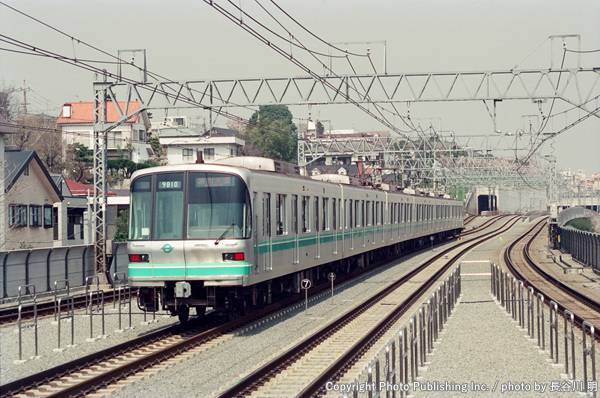 帝都高速度交通営団 東横線 9810 （2001年3月28日撮影）